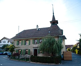 Malnova komunuma domo de Essertines-sur-Yverdon