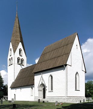 Gotland: Garde kyrka är en typisk gotländsk kyrka från 1100-talet med överdimensionerat, gotiskt kor från 1300-talet.