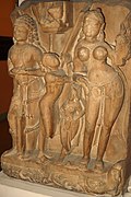 人群中的恒河女神（右）摆出三屈姿势，瞿折罗-普腊蒂哈腊王朝（公元10世纪），现藏于新德里国立博物馆