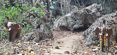 Marché aux plantes et grotte sacrée dans les montagnes de Lampang 2.jpg