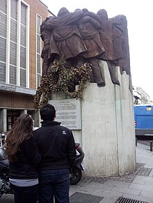 Monumento a los Abogados de Atocha, Madrid, España, 2015.jpg