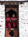 Monjes en el dzong de Paro.