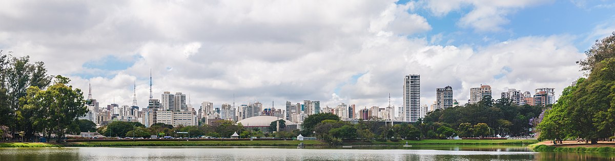 Panoramische opname van een van de meren in het Ibirapuerapark