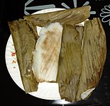 Patoleo, plato indio de arroz, panela y coco rallado hervido y envuelto en hojas de cúrcuma.