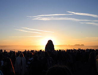 Le soleil du solstice d’été se lève derrière un menhir du site de Stonehenge (Royaume-Uni). (définition réelle 1 040 × 794*)