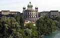 Južno lice stavbe Parlamenta preko reke Aare