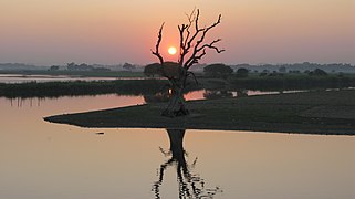 Taungthaman Lake at sunset 2, Amarapura, Myanmar.jpg