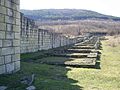 Interno delle mura meridionali di Preslav e rovine della caserma attigua alle mura