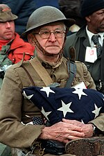Sličica za Slika:World War I veteran Joseph Ambrose, 86, at the dedication day parade for the Vietnam Veterans Memorial in 1982.jpg