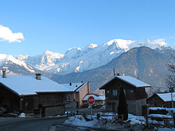 Näkymä kylältä Mont Blancille