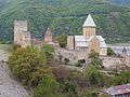 Di befestigti Ananuri-Kirche us em 16. Joorhundert im Aragvi-Tal isch au e Woorzeichè vo Georgiè.