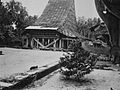 Foto raadhuis van Baroejoe Lasara op het eiland Poelau Telo, Ned.-Indië 1922