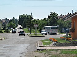 Autobusová zastávka před obecním úřadem a hlavní ulice