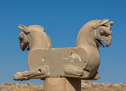 Capitel de columna con prótomes de grifos (vía procesional)