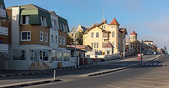 Swakopmund. Obsérvese la anchura de las avenidas en comparación con los edificios de estilo centroeuropeo.