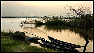 Botes en el río en Shimurali, distrito de Nadia