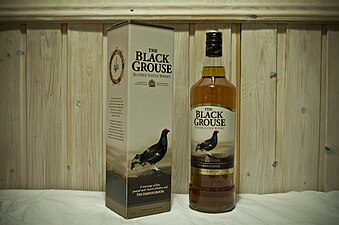 Etiket van het korhoen op een whisky van Famous Grouse