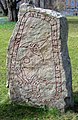 Triquetra nunha das pedras rúnicas de Funbo (século XI), situada no parque da Universidade de Uppsala.