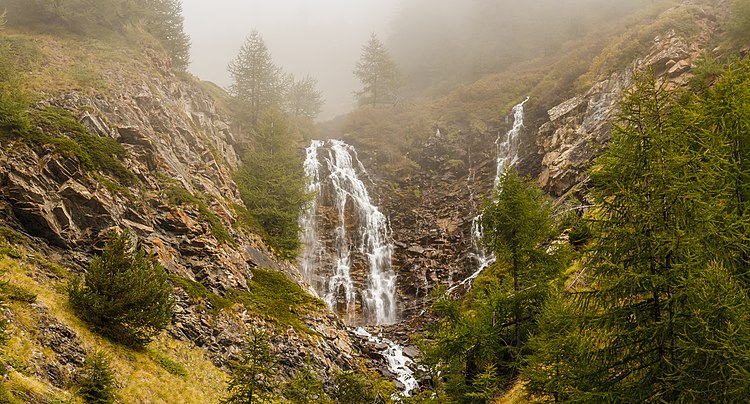Водопад на горном маршруте в Джимиллиане, долина Конь, Валле-д’Аоста, Италия