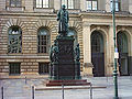 Statue til ære for den preussiske statsmnd Freiherr vom Stein foran parlamentet