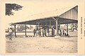 Una empresa de procesamiento y ensacado de granos y sus trabajadores, en Farim, en 1900/A grain bagging and processing company and its workers, at Farim, in 1900/Kumpanija tal-boroż u l-ipproċessar tal-qamħ u l-ħaddiema tagħha, f’Farim, fl-1900