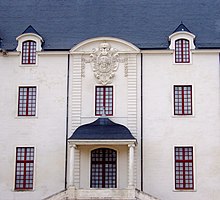 Photographie rapprochée de la façade du logis.