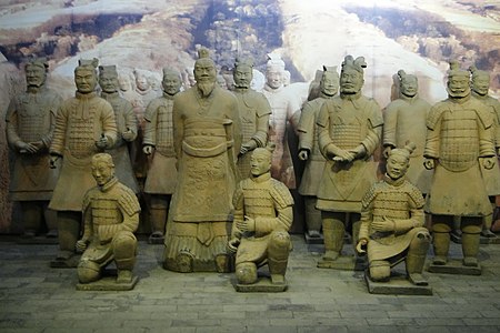 Un grupo de guerreros de terracota con oficiales.