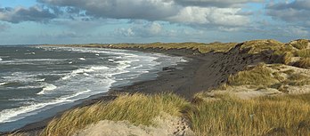 Litoral do mar do Norte perto da cidade de Nørre Vorupør, região da Jutlândia do Norte, Dinamarca. (definição 4 910 × 2 156)