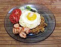 Nasi goreng avec des crevettes et des œufs, petit déjeuner typique indonésien.