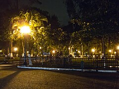 Otra foto del Parque San Martín, en la noche.