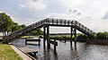 Houten fiets-loopbrug naast de molen.