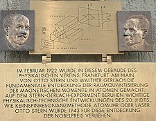 Pamětní plaketa Stern, Gerlach. O. Stern nalevo, W. Gerlach napravo