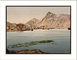 "Svolvær med Hotel Lofoten". Fotokrom (foto som håndkoloreret litografi) fra omkring 1900