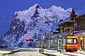 Winterabend mit Zug der Wengernalpbahn und Wetterhorn im Hintergrund