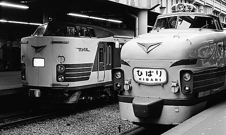 Hatsukari- ja Hibari-junat Uenossa vuonna 1975