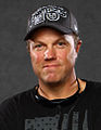 Adam Baldwin interpreta John Casey