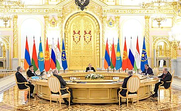 Vladimir Poutine présidant le sommet de l'Organisation du traité de sécurité collective au Kremlin, le 16 mai 2022.