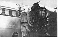 תמונה של תוצאות התפרקות חלקים מהמנוע שעפו לתוך תא הנוסעים, שנת 1996.
