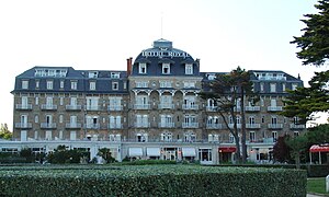 Vue en couleur de la façade d’un palace.