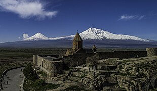 Khor Virap, sur fond de ciel bleu et sommets enneigés. Avril 2019.