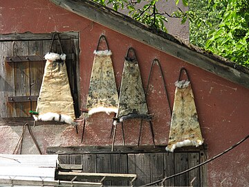 Zum Trocknen gespannte Kaninfelle nach der Hausschlachtung (Tschechien, 2010)