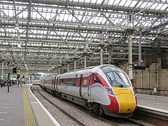 Ein AT300 von LNER fährt von der ECML kommend in Waverley ein