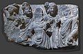 Buddha (à D.) avec quatre personnages. Gandhara, Pakistan actuel. Art gréco-bouddhique Ier – Ve siècle. Schiste gris bleu, H. 16 cm.