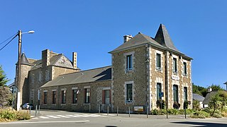 Vue nord-ouest de la mairie de Lancieux, avec la rue des écoles.