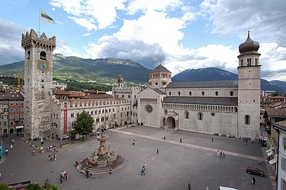 Cadeirlan a Palazzo Pretorio (yr hen balas esgob)