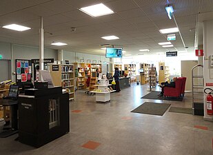 Skärholmens bibliotek, reception med boklån och återlämning, 2019.