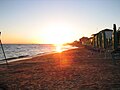 Un coucher de soleil vu d'une plage du centre-ville.