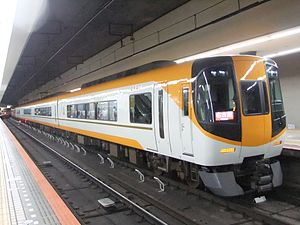 大阪難波駅に停車中の特急近鉄22000系電車