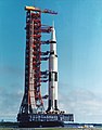 Vývoz nosnej rakety Saturn V z montážnej haly VAB k štartovacej rampe