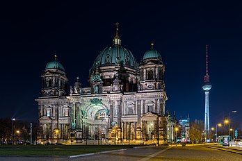 Vista noturna da fachada oeste da Catedral de Berlim e da torre de televisão ao fundo, à direita. (definição 5 800 × 3 867)